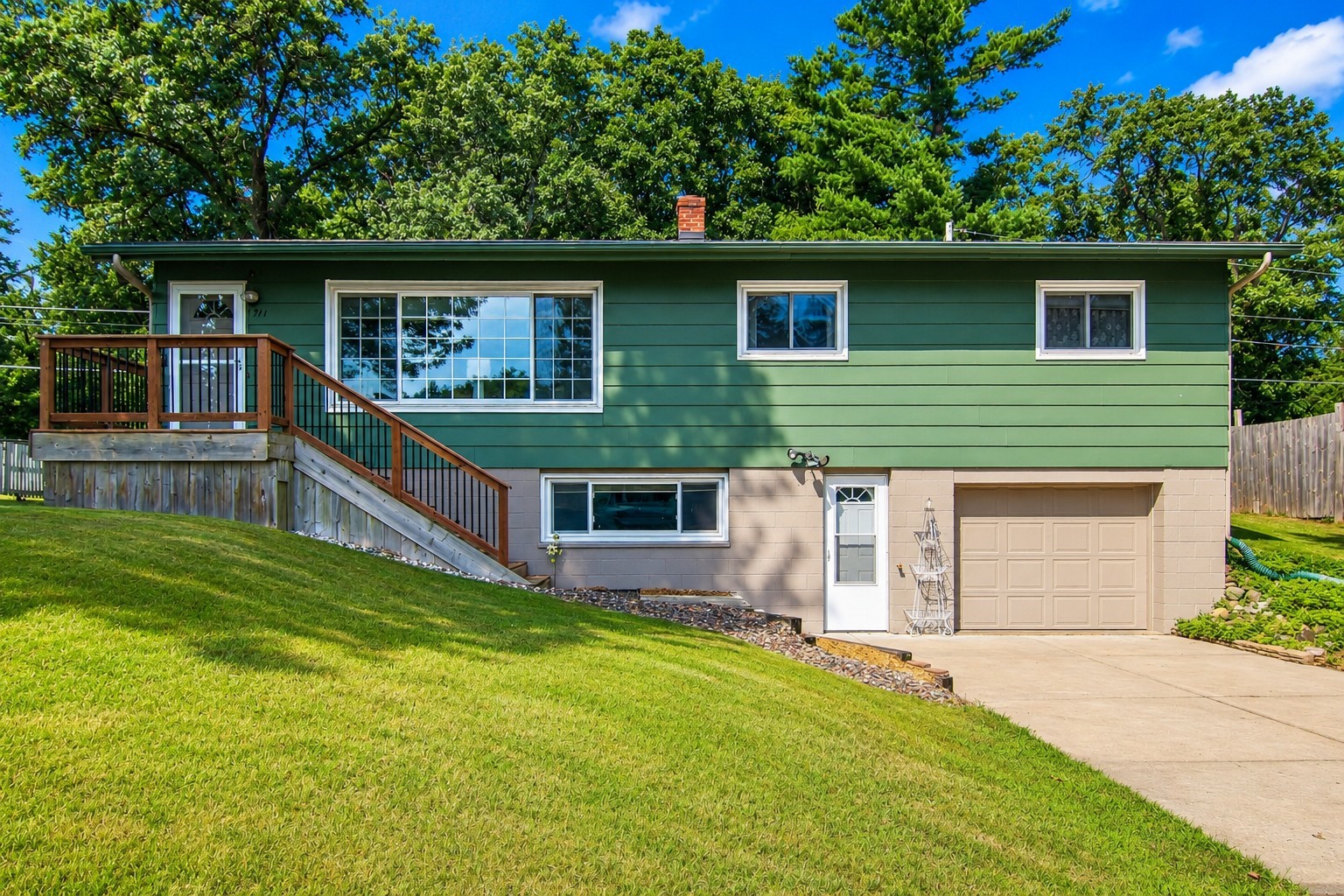 Photo of 911 16th Street SE, Menomonie, WI