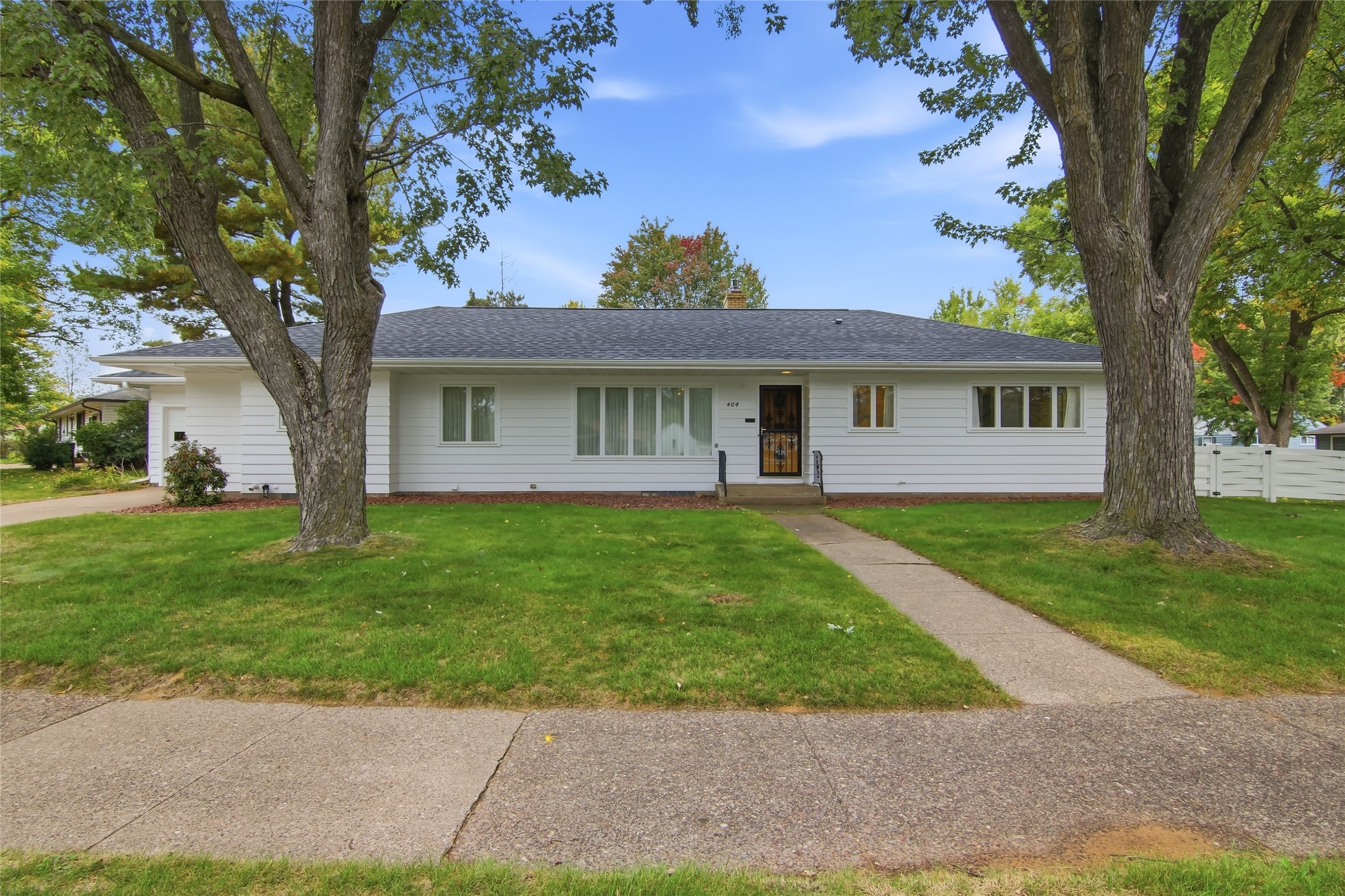 Photo of 404 W MacArthur Avenue